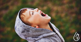 Enfant en train de boire l'eau de pluie.